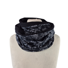 Lade das Bild in den Galerie-Viewer, Loop "Svartlin" handgemacht aus Jersey mit Blumenmuster schwarz-weiß