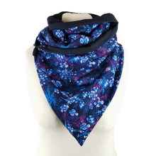 Lade das Bild in den Galerie-Viewer, Loop "Blue Meadow" blau mit Knopf Blumen