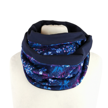 Lade das Bild in den Galerie-Viewer, Loop "Blue Meadow" dunkelblau pink Blumen rund Jersey Schlauchschal