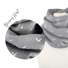 Lade das Bild in den Galerie-Viewer, Loop Musselin "Fugleflugt" grau Vögel