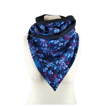 Lade das Bild in den Galerie-Viewer, Loop "Blue Meadow" blau mit Knopf Blumen