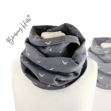 Lade das Bild in den Galerie-Viewer, Loop Musselin "Fugleflugt" grau Vögel