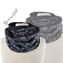 Lade das Bild in den Galerie-Viewer, Loop "Svartlin" handgemacht aus Jersey mit Blumenmuster schwarz-weiß