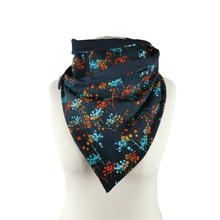 Lade das Bild in den Galerie-Viewer, Loop "Nordwind" nachtblau mit Knopf Blumen