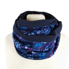 Lade das Bild in den Galerie-Viewer, Loop "Blue Meadow" dunkelblau pink Blumen rund Jersey Schlauchschal
