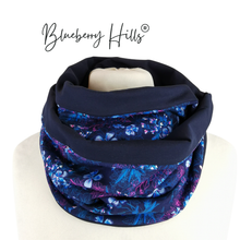 Lade das Bild in den Galerie-Viewer, Loop "Blue Meadow" dunkelblau pink Blumen rund Jersey Schlauchschal