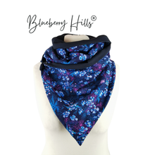 Lade das Bild in den Galerie-Viewer, Loop "Blue Meadow" blau mit Knopf Blumen