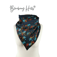 Lade das Bild in den Galerie-Viewer, Loop "Nordwind" nachtblau mit Knopf Blumen