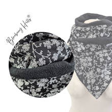 Lade das Bild in den Galerie-Viewer, Winterloop Fleece RANKEN schwarz – warmer Fleeceloop schwarz mit weißen Blumenranken