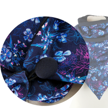 Lade das Bild in den Galerie-Viewer, Loop "Blue Meadow" blau mit Knopf Blumen