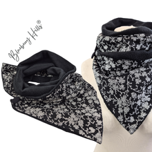 Lade das Bild in den Galerie-Viewer, Winterloop Fleece RANKEN schwarz – warmer Fleeceloop schwarz mit weißen Blumenranken