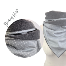 Lade das Bild in den Galerie-Viewer, Winterloop Fleece MINI DOTS Hellgrau – warmer Fleeceloop mit Punkten