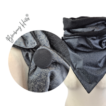 Lade das Bild in den Galerie-Viewer, Winterloop Fleece TRACHTEN Anthrazit Schwarz – warmer Fleeceloop mit floralem Muster