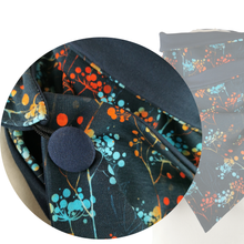 Lade das Bild in den Galerie-Viewer, Loop "Nordwind" nachtblau mit Knopf Blumen