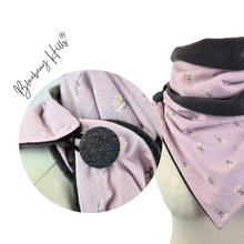 Lade das Bild in den Galerie-Viewer, Winterloop Fleece BLÜMCHEN altrosa – warmer Fleeceloop mit kleinen Blumen