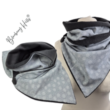Lade das Bild in den Galerie-Viewer, Winterloop Fleece Kreise Hellgrau – warmer Fleeceloop mit grafischem Muster