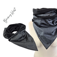 Lade das Bild in den Galerie-Viewer, Winterloop Fleece TRACHTEN Anthrazit Schwarz – warmer Fleeceloop mit floralem Muster