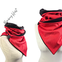 Lade das Bild in den Galerie-Viewer, Winterloop Fleece Rot mit weißen Punkten – warmer Loop mit anthrazitfarbenem Fleece