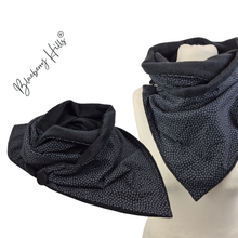 Lade das Bild in den Galerie-Viewer, Winterloop Fleece TUSENFRYD schwarz – warmer Fleeceloop mit feinem Muster