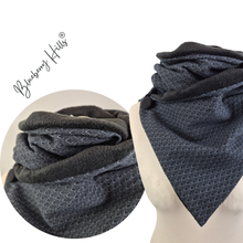Lade das Bild in den Galerie-Viewer, Winterloop Fleece schwarz grau edel – warmer Unisex Fleeceloop mit grafischem Muster