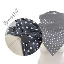 Lade das Bild in den Galerie-Viewer, Winterloop Fleece POLKA DOT Schwarz – warmer Fleeceloop mit weißen Punkten