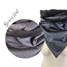 Lade das Bild in den Galerie-Viewer, Winterloop Fleece TRACHTEN Anthrazit Schwarz – warmer Fleeceloop mit floralem Muster