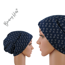 Lade das Bild in den Galerie-Viewer, Beanie "Skagen" für Damen aus blauem Jersey mit Ankern