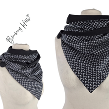 Lade das Bild in den Galerie-Viewer, Loop „Nox“ mit Totenköpfen und Knopf aus Baumwolle schwarz weiß Rockabilly Totenkopf