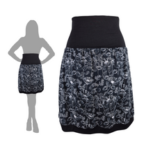 Lade das Bild in den Galerie-Viewer, Rock "Svartlin" - Damenrock aus Jersey mit Blumen, schwarz, klappbarer Bund