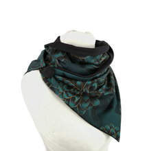 Lade das Bild in den Galerie-Viewer, Loop "Dahlienblüte" jadegrün mit Knopf