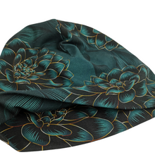 Lade das Bild in den Galerie-Viewer, Beanie "Dahlienblüte" aus Damen jadegrünem Jersey