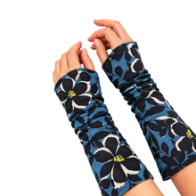 Lade das Bild in den Galerie-Viewer, Armstulpen FLOM Blau – florale Pulswärmer aus Jersey