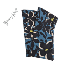 Lade das Bild in den Galerie-Viewer, Armstulpen FLOM Blau – florale Pulswärmer aus Jersey