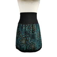 Lade das Bild in den Galerie-Viewer, Rock "Dahlienblüte" Jersey knielang jadegrün