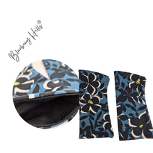 Lade das Bild in den Galerie-Viewer, Armstulpen FLOM Blau – florale Pulswärmer aus Jersey