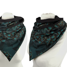 Lade das Bild in den Galerie-Viewer, Loop "Dahlienblüte" jadegrün mit Knopf