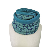 Lade das Bild in den Galerie-Viewer, Loop mit Blumenmuster petrol grün blau Winter dick Loopschal Tuch French Terry Rundloop klassisch Blumen floral Loopschal