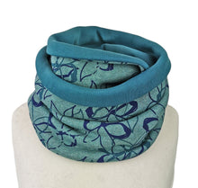 Lade das Bild in den Galerie-Viewer, Loop mit Blumenmuster petrol grün blau Winter dick Loopschal Tuch French Terry Rundloop klassisch Blumen floral Loopschal