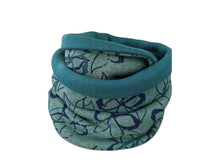 Lade das Bild in den Galerie-Viewer, Loop mit Blumenmuster petrol grün blau Winter dick Loopschal Tuch French Terry Rundloop klassisch Blumen floral Loopschal