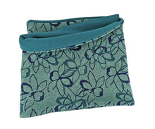 Lade das Bild in den Galerie-Viewer, Loop mit Blumenmuster petrol grün blau Winter dick Loopschal Tuch French Terry Rundloop klassisch Blumen floral Loopschal