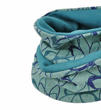 Lade das Bild in den Galerie-Viewer, Loop mit Blumenmuster petrol grün blau Winter dick Loopschal Tuch French Terry Rundloop klassisch Blumen floral Loopschal