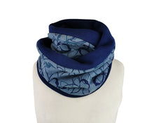 Lade das Bild in den Galerie-Viewer, Loop mit Blumenmuster blau petrol Winter dick Loopschal Tuch French Terry Rundloop klassisch Blumen floral Loopschal