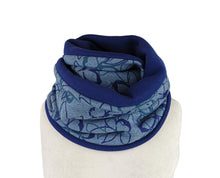 Lade das Bild in den Galerie-Viewer, Loop mit Blumenmuster blau petrol Winter dick Loopschal Tuch French Terry Rundloop klassisch Blumen floral Loopschal