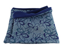 Lade das Bild in den Galerie-Viewer, Loop mit Blumenmuster blau petrol Winter dick Loopschal Tuch French Terry Rundloop klassisch Blumen floral Loopschal