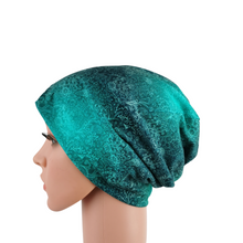 Lade das Bild in den Galerie-Viewer, Beanie "Jotun" aus Jersey Damen dunkelgrün petrol Batik