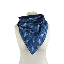 Lade das Bild in den Galerie-Viewer, Zipfelloop mit Knopf Jersey Vögel Muster Natur Blumen blau Wickelschal Tuch mit Dreieck
