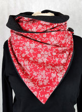 Lade das Bild in den Galerie-Viewer, Loop mit Knopf FLeece Winter rot weiß Ranken