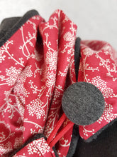 Lade das Bild in den Galerie-Viewer, Loop mit Knopf FLeece Winter rot weiß Ranken