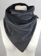 Lade das Bild in den Galerie-Viewer, Loop mit Knopf Sterne FLeece Winter schwarz weiß