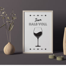 Lade das Bild in den Galerie-Viewer, Bild Sofort Download Glas ist halb voll Küchenposter png jpg Schrift Poster selber drucken minimalistisch Küche Büro Wall art Wein Weinglas
